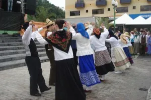 Grupo Folclórico Padre Tomáz Borba dançando